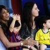Antonella Roccuzzo, compagne de Lionel Messi, est venu l'applaudir avec leur fils Thiago au Camp Nou à Barcelone en Espagne le 3 mai 2014, jour de la fête des Mères, pour son match contre Getafe. 