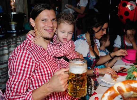 Daniel Van Buyten avec ses enfants et sa compagne Céline à Munich, le 6 octobre 2013. 