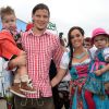 Daniel van Buyten avec sa compagne Céline posent aux côtés de leur fille Lou-Ann et de leur fils Lee-Roy à Munich, le 6 octobre 2013.