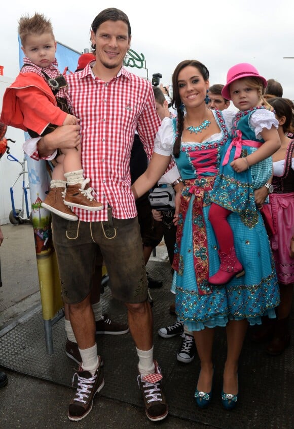 Daniel van Buyten avec sa compagne Céline posent aux côtés de leur fille Lou-Ann et de leur fils Lee-Roy à Munich, le 6 octobre 2013. 