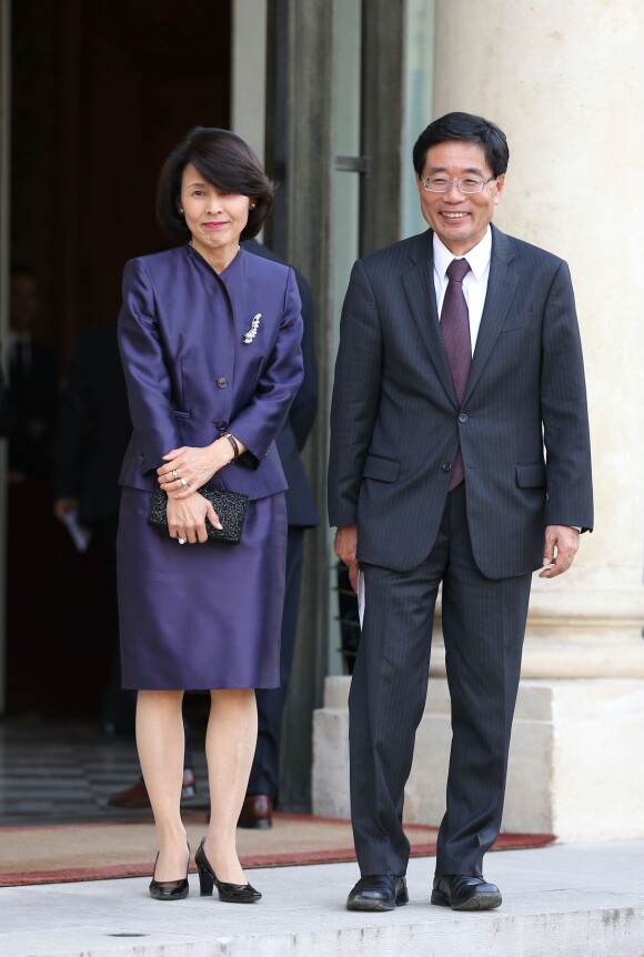Mr Yoichi Suzuki, Ambassadeur du Japon en France et sa femme lors du dîner officiel au Palais de l'Elysée, en l'honneur du Premier ministre japonais Shinzo Abe et de son épouse Akie Abe à Paris le 5 mai 2014