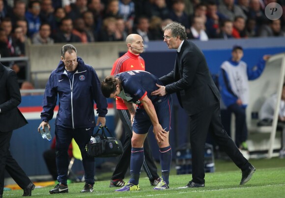 Zlatan Ibrahimovic, sort blessé lors du match de Ligue des Champions entre le PSG et Chelsea au Parc des Princes à Paris le 2 avril 2014