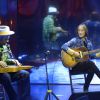 Ben Harper et sa mère Ellen Harper chantent ensemble sur une émission de télé en Italie, le 3 mai 2014.