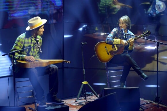 Ben Harper chante avec sa mère Ellen Harper sur le plateau d'une émission de télé à Milan, le 3 mai 2014.