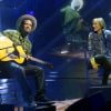Ben Harper chante avec sa mère Ellen Harper sur une émission de télé à Milan, le 3 mai 2014.