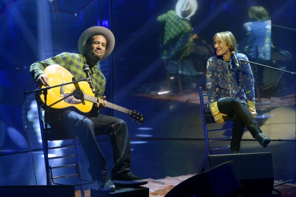 Ben Harper chante avec sa mère Ellen Harper sur une émission de télé à Milan, le 3 mai 2014.