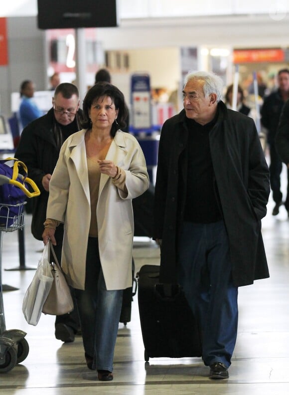 EXCLUSIF - Dominique Strauss-Kahn et Anne Sinclair à l'aéroport Charles-de-Gaulle le 17 novembre 2011