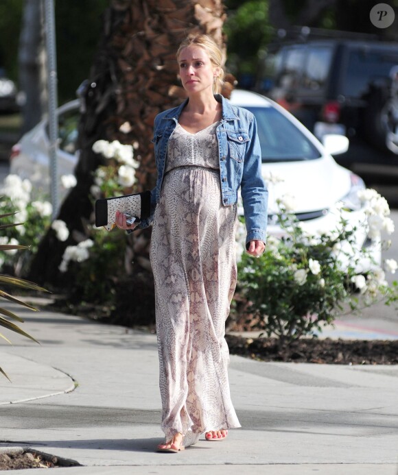Kristin Cavallari (enceinte) se promène dans les rues de West Hollywood, le 9 avril 2014. 