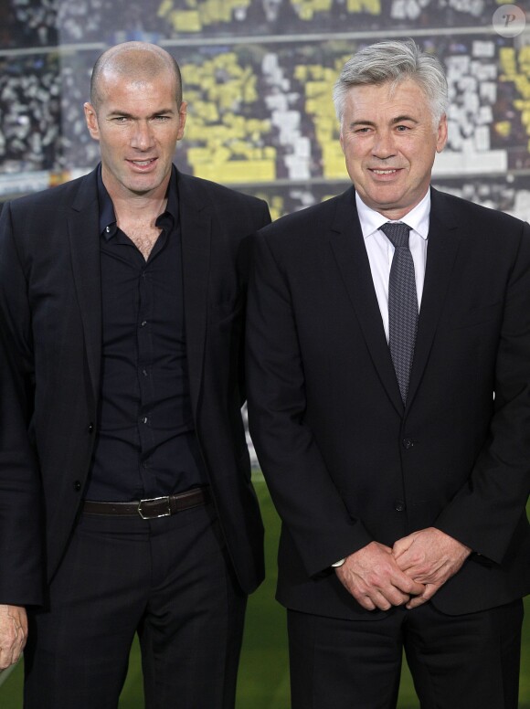 Carlo Ancelotti et son assistant Zinédine Zidane lors de la présentation officielle du staff du Real Madrid au Santiago Bernabeu de Madrid, le 26 juin 2013