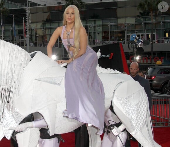 Lady Gaga arrive à la soirée  des "American Music Awards 2013" à Los Angeles, le 24 novembre 2013.