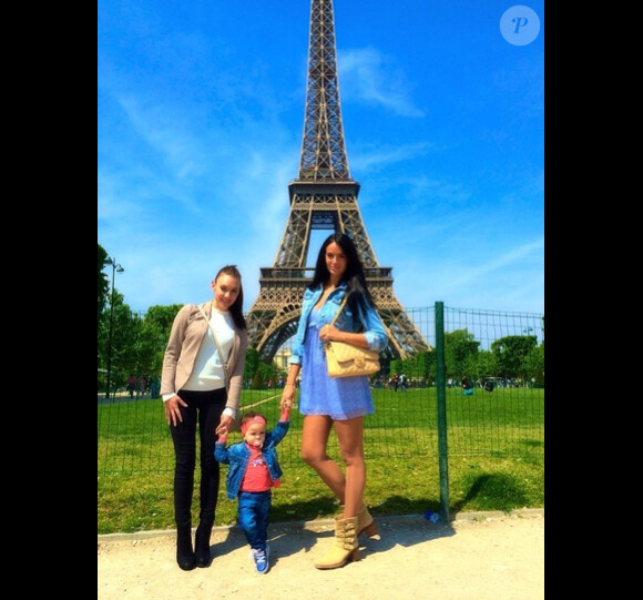 Jade Foret est en plein bonheur aux côtés de ses filles Liva et Mila. Avril-Mai 2014.