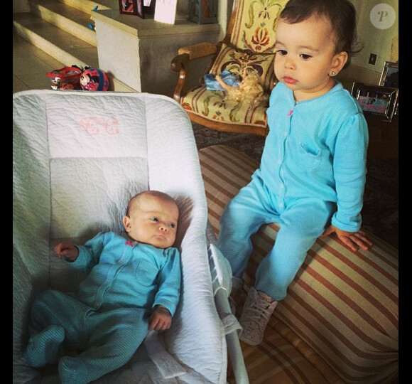 Jade Foret est en plein bonheur aux côtés de ses filles Liva et Mila qui ont même un pyjama assorti ! Avril-Mai 2014.