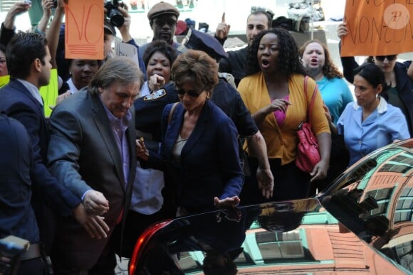 Gérard Depardieu et Jacqueline Bisset en action sur le tournage du film Welcome to New York à New York le 3 mai 2013.