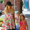 Tori Spelling avec ses enfants Stella et Liam dans les rues du quartier de Encino, le 11 mai 2014. 