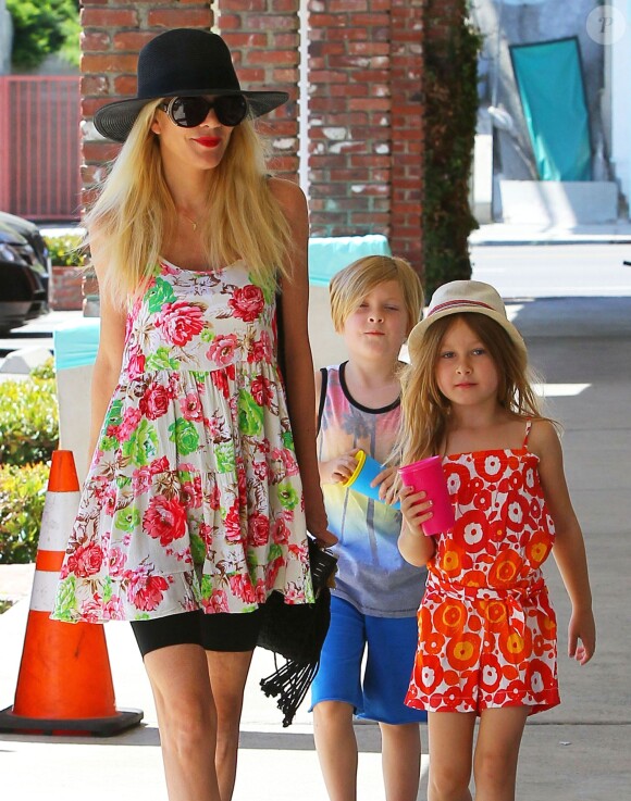 Tori Spelling avec ses enfants Stella et Liam dans les rues du quartier de Encino, le 11 mai 2014. 