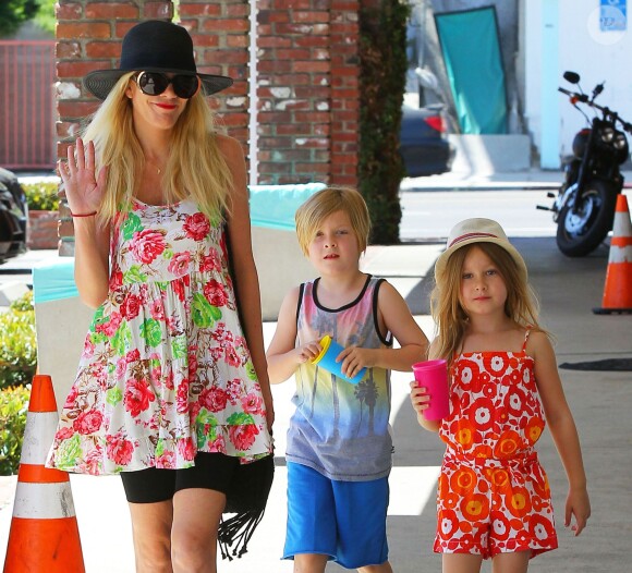 Tori Spelling et ses enfants Stella et Liam dans les rues de Encino, le 11 mai 2014. 