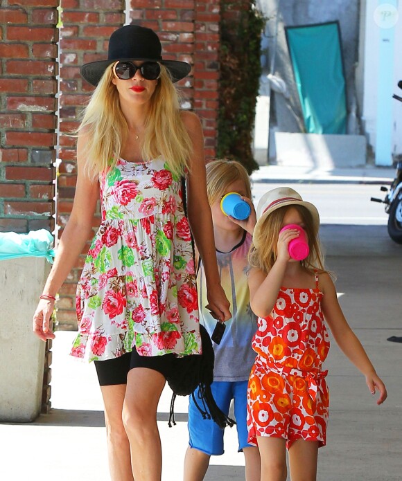 Tori Spelling et ses enfants Stella et Liam dans les rues de Encino, le 11 mai 2014. 