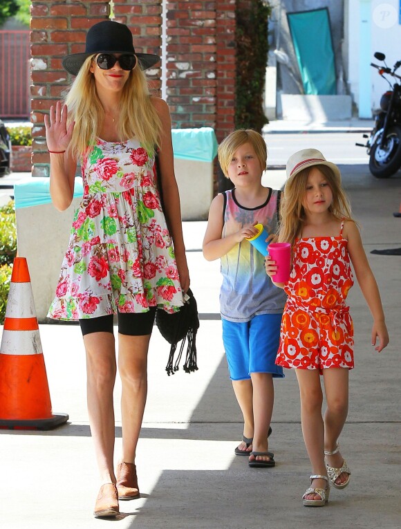 Tori Spelling et ses enfants Stella et Liam dans les rues de Encino, le 11 mai 2014.