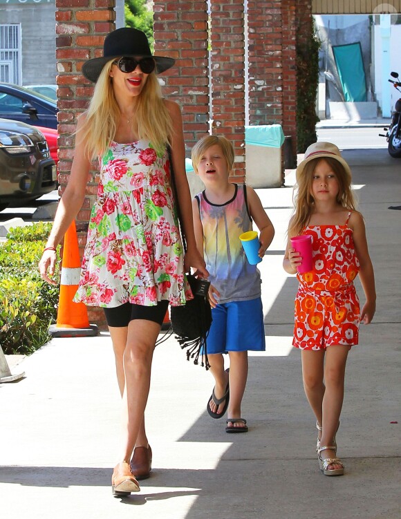 Tori Spelling et ses enfants Stella et Liam dans les rues de Encino, le 11 mai 2014. 