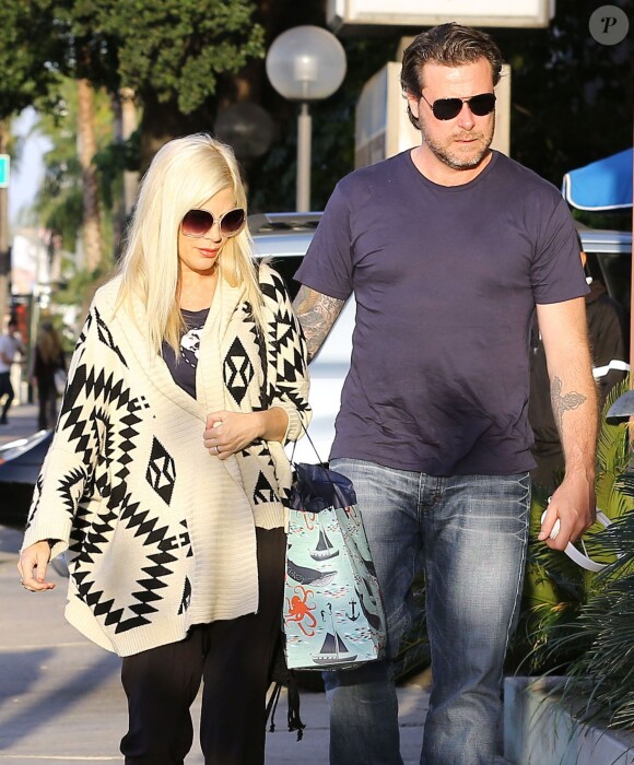 Exclusif - Tori Spelling et son mari Dean McDermott sont allés dîner au restaurant Katsu-Ya à Encino pour leur anniversaire de mariage. Le 7 mai 2014.
