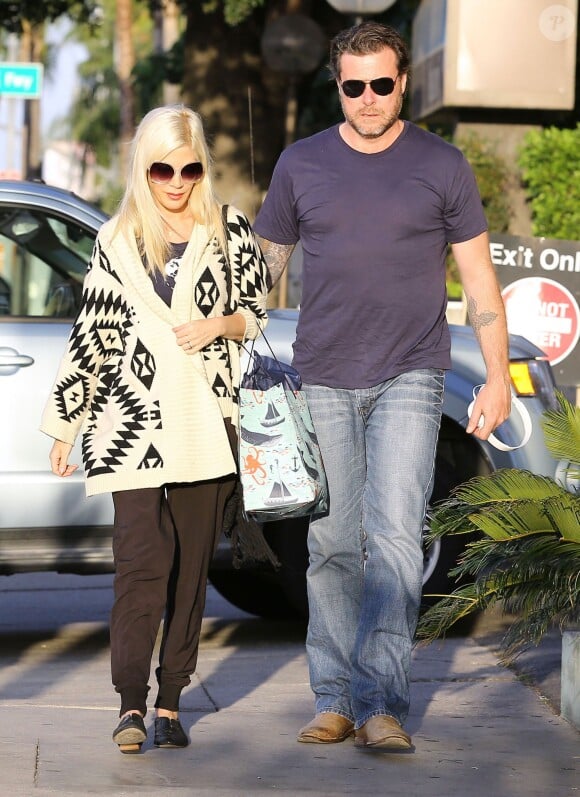 Exclusif - Tori Spelling et son mari Dean McDermott sont allés dîner au restaurant Katsu-Ya à Encino pour leur anniversaire de mariage. Le 7 mai 2014.