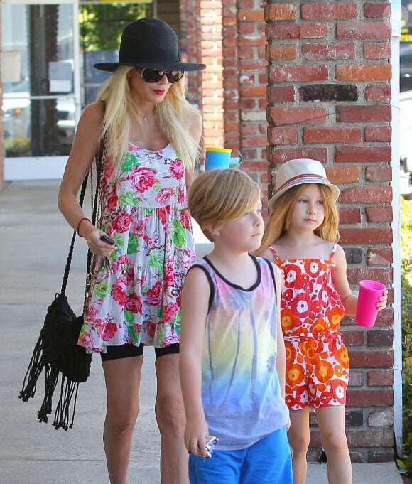 Tori Spelling et ses enfants Stella et Liam dans les rues de Encino, le 11 mai 2014. 