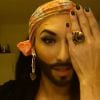 Conchita Wurst dans un tutoriel make-up mis en ligne sur sa chaîne YouTube en 2012.