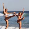 Leanna Decker et Jesse Jane, surprises en pleine séance photo sexy avec la photographe Raquel Rischard sur une plage de Malibu. Le 7 mai 2014.