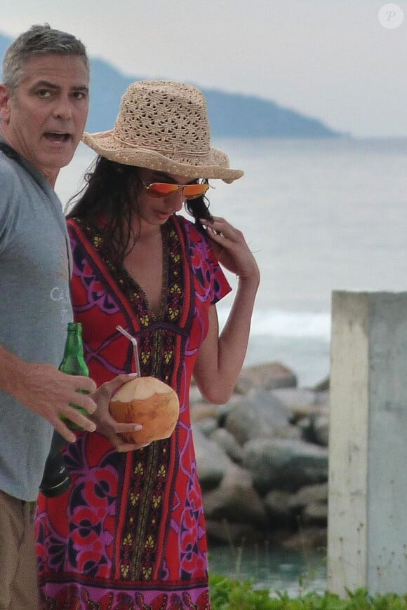 Exclusif - George Clooney et Amal Alamuddin en vacances sur une île dans l'Océan indien le 13 mars 2014