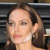 Angelina Jolie est arrivée avec Brad Pitt pour l'avant-première du téléfilm dont il est le producteur, The Normal Heart, à New York le 12 mai 2014. Les traces de poudre blanche sur le visage de l'actrice ne passent pas inaperçues !