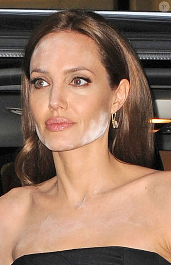 Angelina Jolie est arrivée avec Brad Pitt pour l'avant-première du téléfilm dont il est le producteur, The Normal Heart, à New York le 12 mai 2014. Les traces de poudre blanche sur le visage de l'actrice ne passent pas inaperçues !