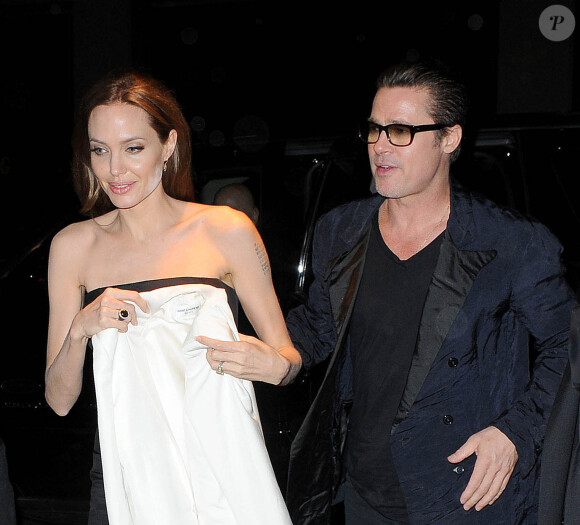 Angelina Jolie, le visage avec des traces de poudre blanche, et Brad Pitt Spotted se rendant à la projection de The Normal Heart à New York le 13 mai 2014