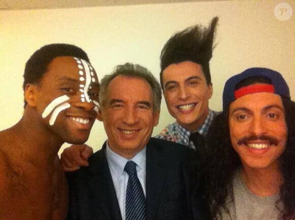 Le groupe Twin Twin a pris la pose avec François Bayrou après le tournage du "Grand Journal" de Canal +. Lundi 12 mai 2014.