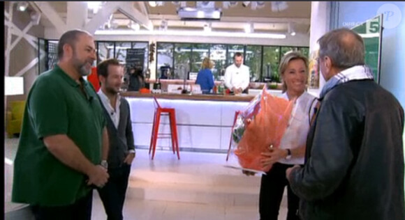 Le comédien Yves Rénier met un moment de malaise sur le plateau de C à vous avec Anne-Sophie Lapix, sur France 5, le lundi 12 mai 2014