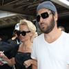 Pamela Anderson, attendue par de nombreux fans à qui elle a signé des autographes, arrive avec son mari Rick Salomon à l'aéroport de Nice pour le festival de Cannes, le 13 mai 2014. L'actrice et son mari se sont ensuite rendus à l'hôtel Eden-Roc au Cap d'Antibes.
