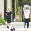 Pamela Anderson, attendue par de nombreux fans à qui elle a signé des autographes, arrive avec son mari Rick Salomon à l'aéroport de Nice pour le festival de Cannes, le 13 mai 2014. L'actrice et son mari se sont ensuite rendus à l'hôtel Eden-Roc au Cap d'Antibes.