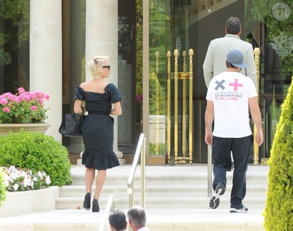 Pamela Anderson, attendue par de nombreux fans à qui elle a signé des autographes, arrive avec son mari Rick Salomon à l'aéroport de Nice pour le festival de Cannes, le 13 mai 2014. L'actrice et son mari se sont ensuite rendus à l'hôtel Eden-Roc au Cap d'Antibes.