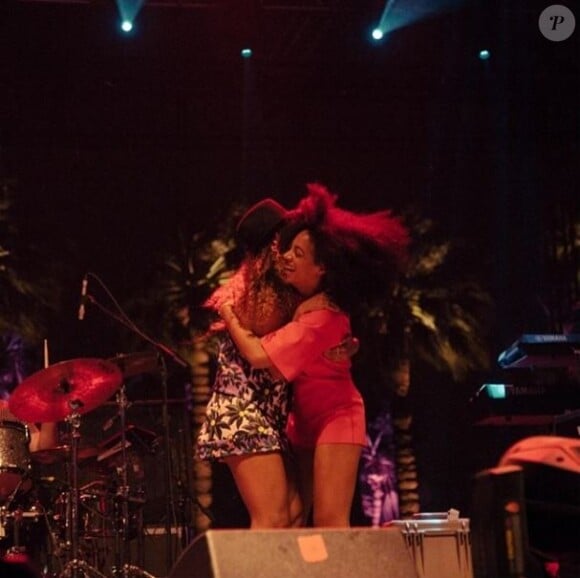 Ce mercredi 14 mai, Beyoncé a posté sur Instagram plusieurs photos souvenir de sa petite soeur Solange et elle. Ici, les deux femmes s'embrassent sur scène lors du Festival de Coachella. Indio, avril 2014.