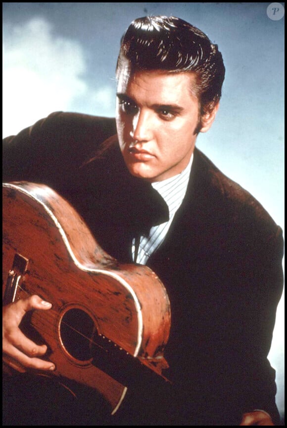 Elvis Presley et sa guitare, photo non datée.