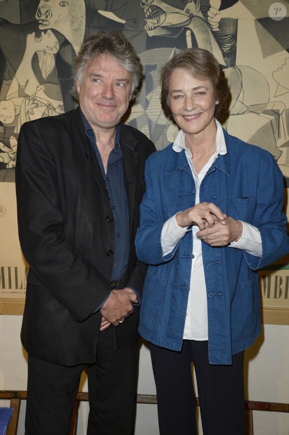 Didier Lockwood et Charlotte Rampling au Grenier des Grands-Augustins à Paris pour apporter son soutien au Comité national pour l'éducation artistique, le 11 juillet 2013.