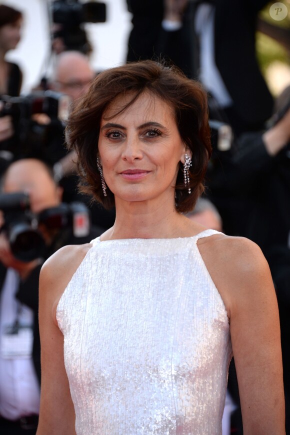 Inès de la Fressange foule le tapis rouge du Palais des Festivals lors de la projection de Mr. Turner, film en compétition. Cannes, le 15 mai 2014.