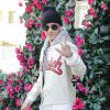 Justin Bieber est allé faire du shopping avec ses amis à West Hollywood. Sur le chemin, les nombreuses fans en ont profité pour faire des photos avec lui. Le 10 mai 2014.