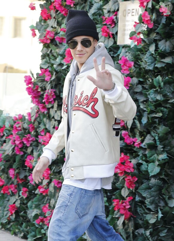 Justin Bieber est allé faire du shopping avec ses amis à West Hollywood. Sur le chemin, les nombreuses fans en ont profité pour faire des photos avec lui. Le 10 mai 2014.