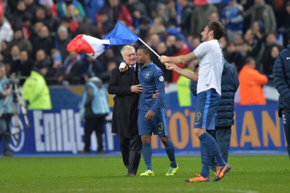 Didier Deschamps et Patrice Evra après le match entre la France et l'Ukraine au Stade de France à Saint-Denis le 19 novembre 2013