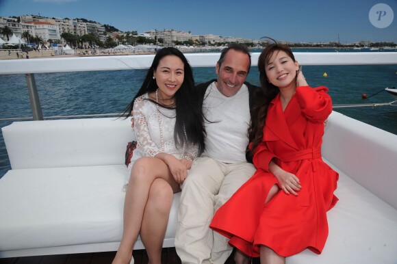 Exclusif - Une invitée, le réalisateur Pitof, l'actrice chinoise Jin Shan - Déjeuner sur la plage du Majestic organisé par AlloCiné et le groupe Lucien Barrière avec des acteurs et des réalisateurs du monde du cinéma à l'occasion du 67e festival du film de Cannes à Cannes le 15 mai 2014.