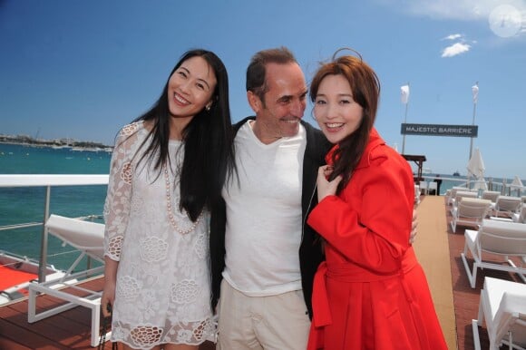 Exclusif - Une invitée, le réalisateur Pitof, l'actrice chinoise Jin Shan - Déjeuner sur la plage du Majestic organisé par AlloCiné et le groupe Lucien Barrière avec des acteurs et des réalisateurs du monde du cinéma à l'occasion du 67e festival du film de Cannes à Cannes le 15 mai 2014.
