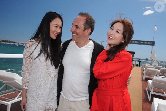 Exclusif - Une invitée, le réalisateur Pitof, l'actrice chinoise Jin Shan - Déjeuner sur la plage du Majestic organisé par AlloCiné et le groupe Lucien Barrière avec des acteurs et des réalisateurs du monde du cinéma à l'occasion du 67e festival du film de Cannes à Cannes le 15 mai 2014.