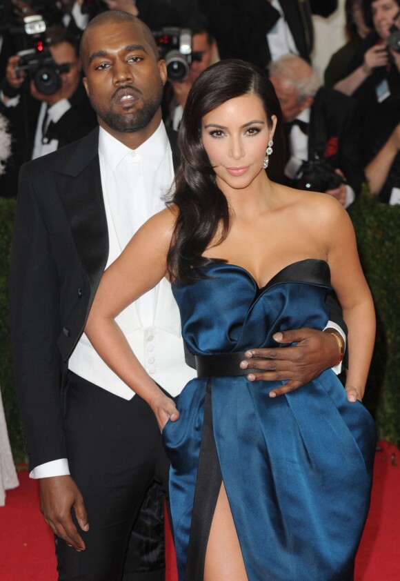 Kim Kardashian et son fiancé Kanye West à la soirée du Met Ball-Costume Institute Gala 2014 : "Charles James: Beyond Fashion" à New York, le 5 mai 2014.