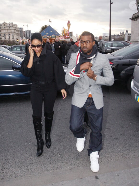 Kanye West et son ex-fiancée, Alexis Phifer, à la Fashion Week parisienne, le 2 mars 2008.