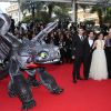 America Ferrera a été assaillie lors de la montée des marches pour Dragons 2 au Festival de Cannes le 16 mai 2014